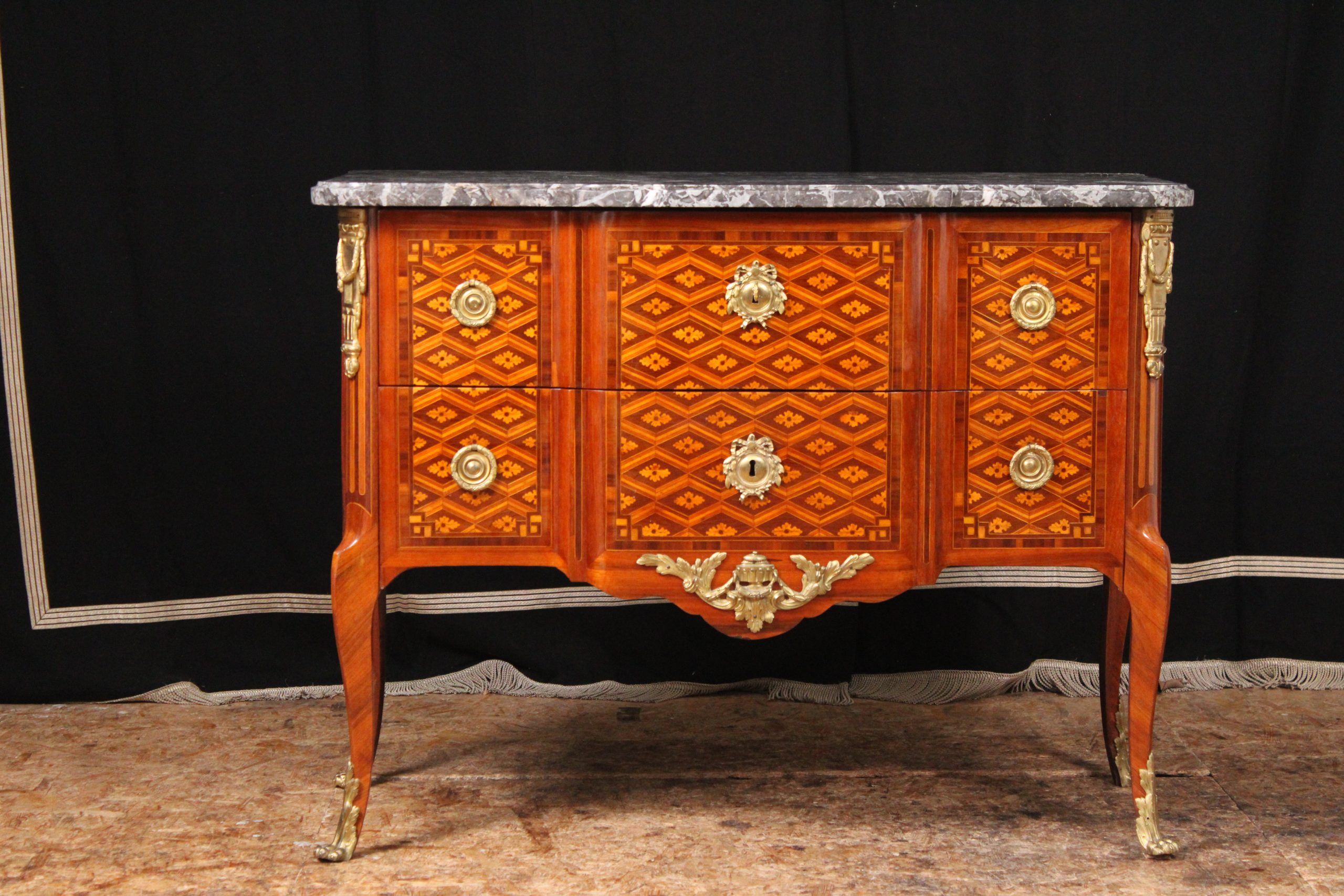 Commode en marqueterie d’époque transition, vers 1770