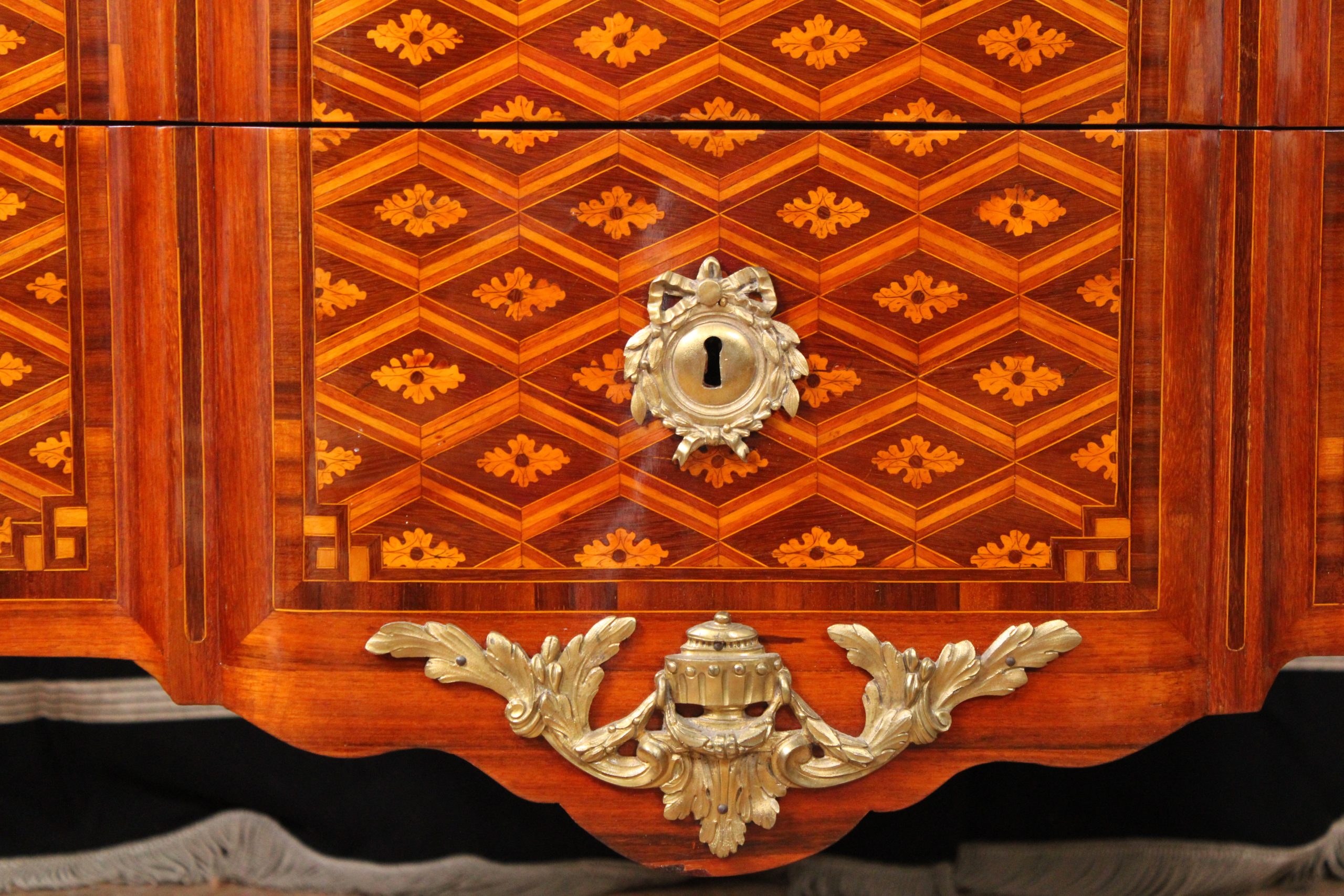 Commode en marqueterie d’époque transition, vers 1770 – Image 4