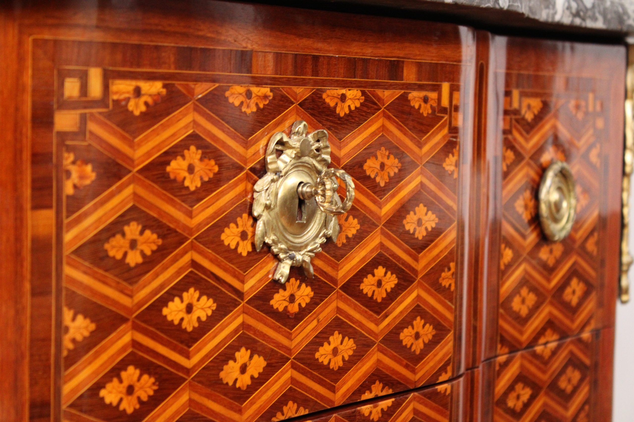 Commode en marqueterie d’époque transition, vers 1770 – Image 2