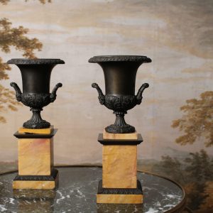 Paire de vases Medicis en bronze patiné, XIXème siècle