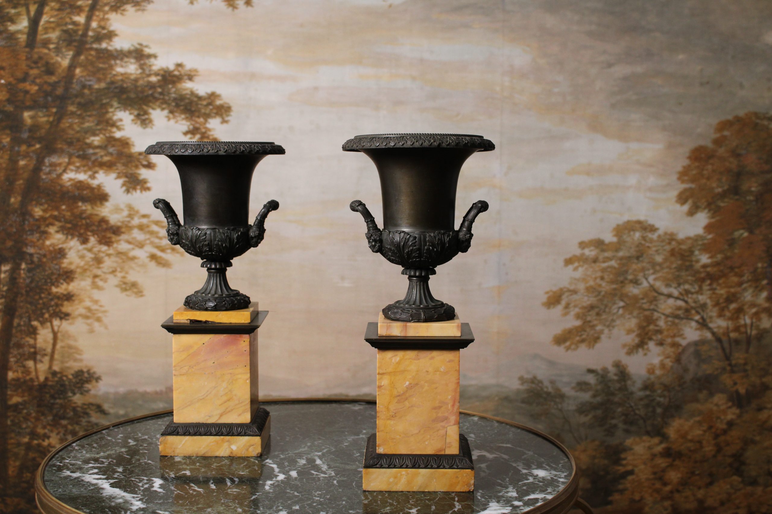Paire de vases Medicis en bronze patiné, XIXème siècle