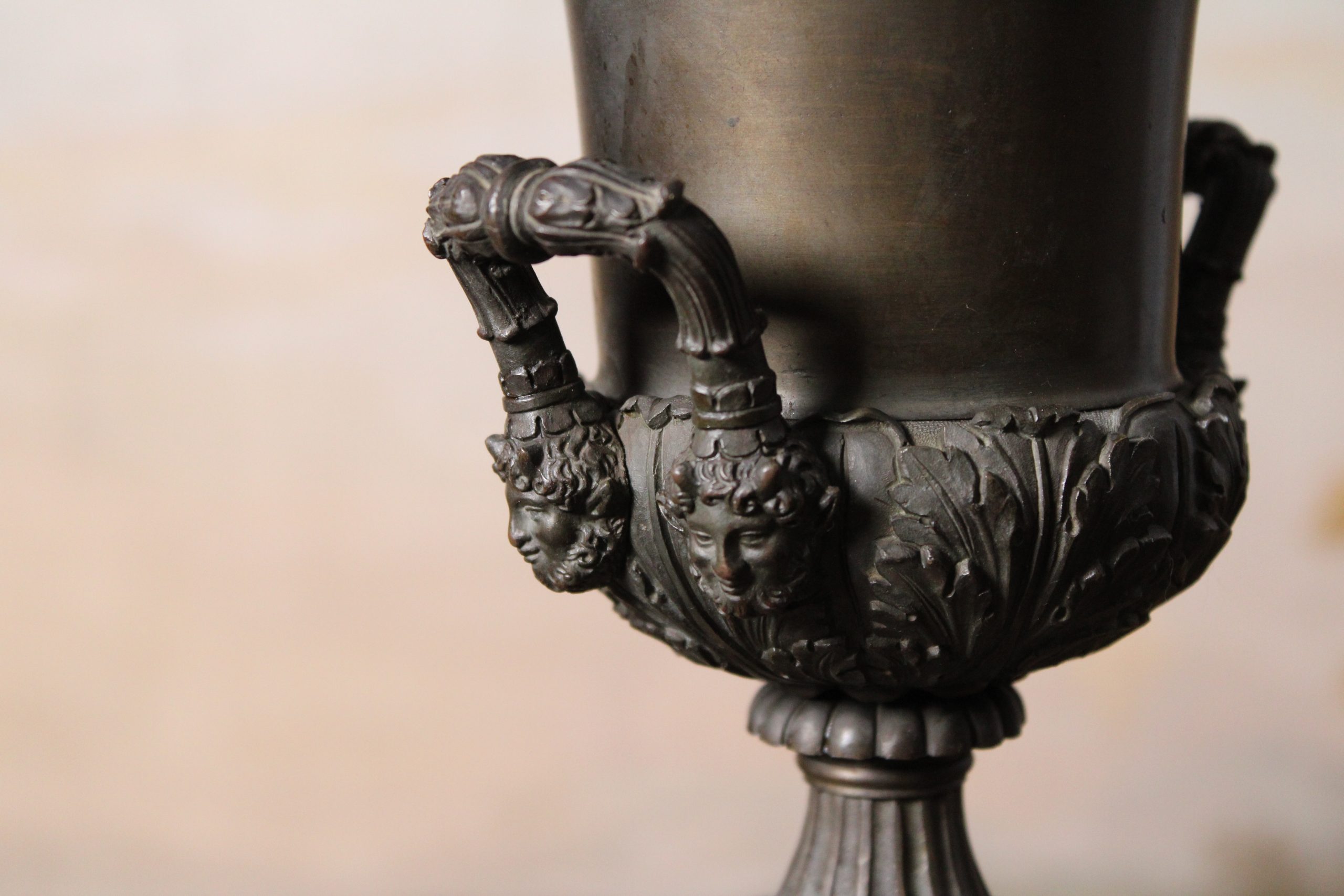 Paire de vases Medicis en bronze patiné, XIXème siècle – Image 2