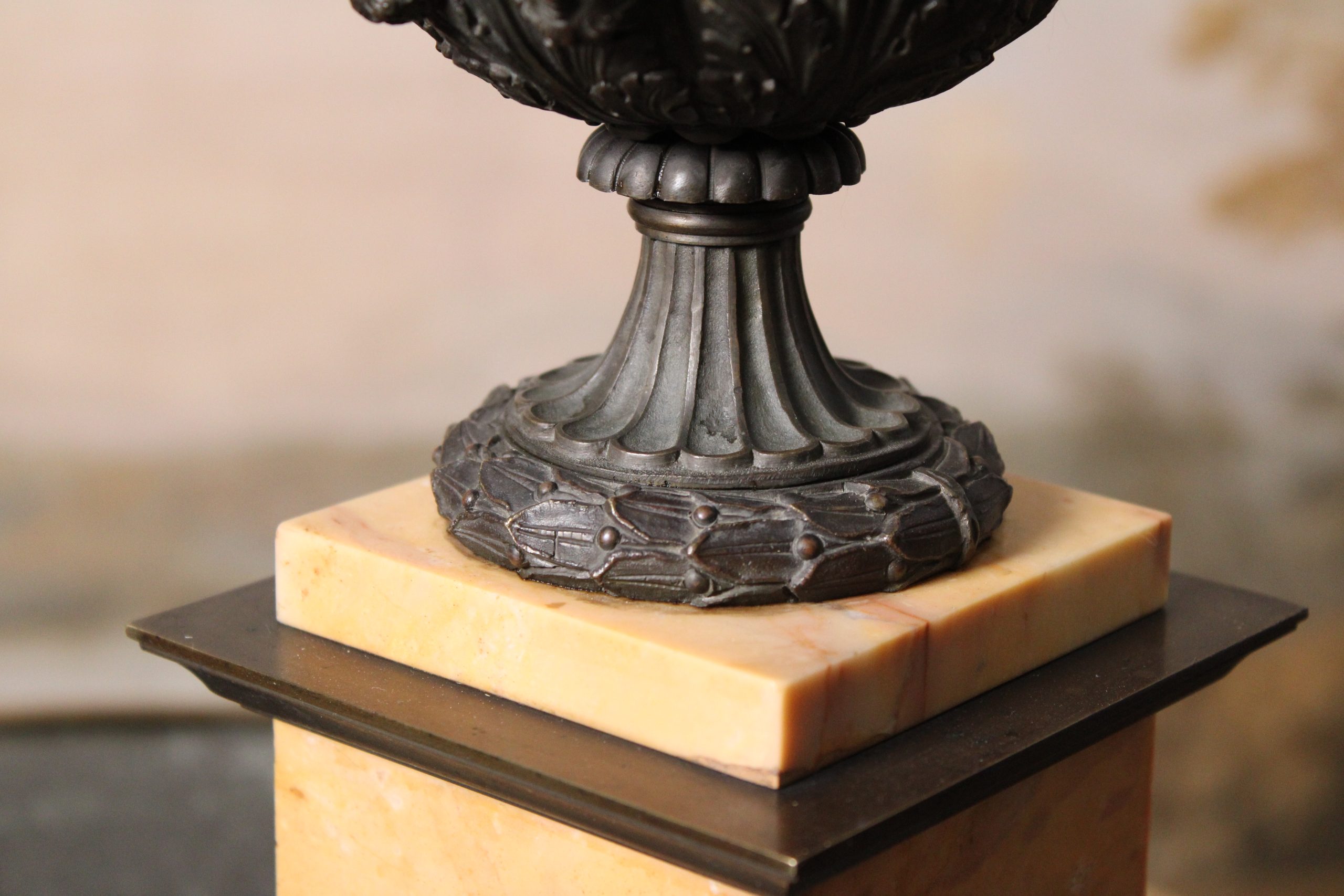 Paire de vases Medicis en bronze patiné, XIXème siècle – Image 3