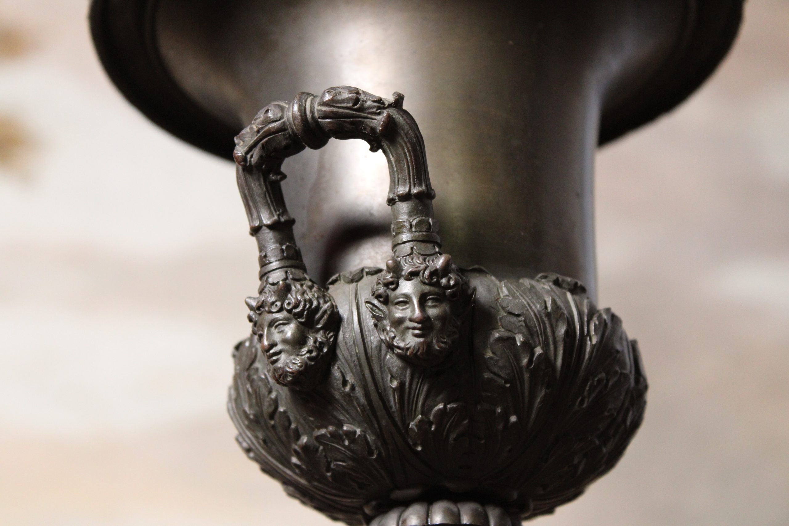 Paire de vases Medicis en bronze patiné, XIXème siècle – Image 4