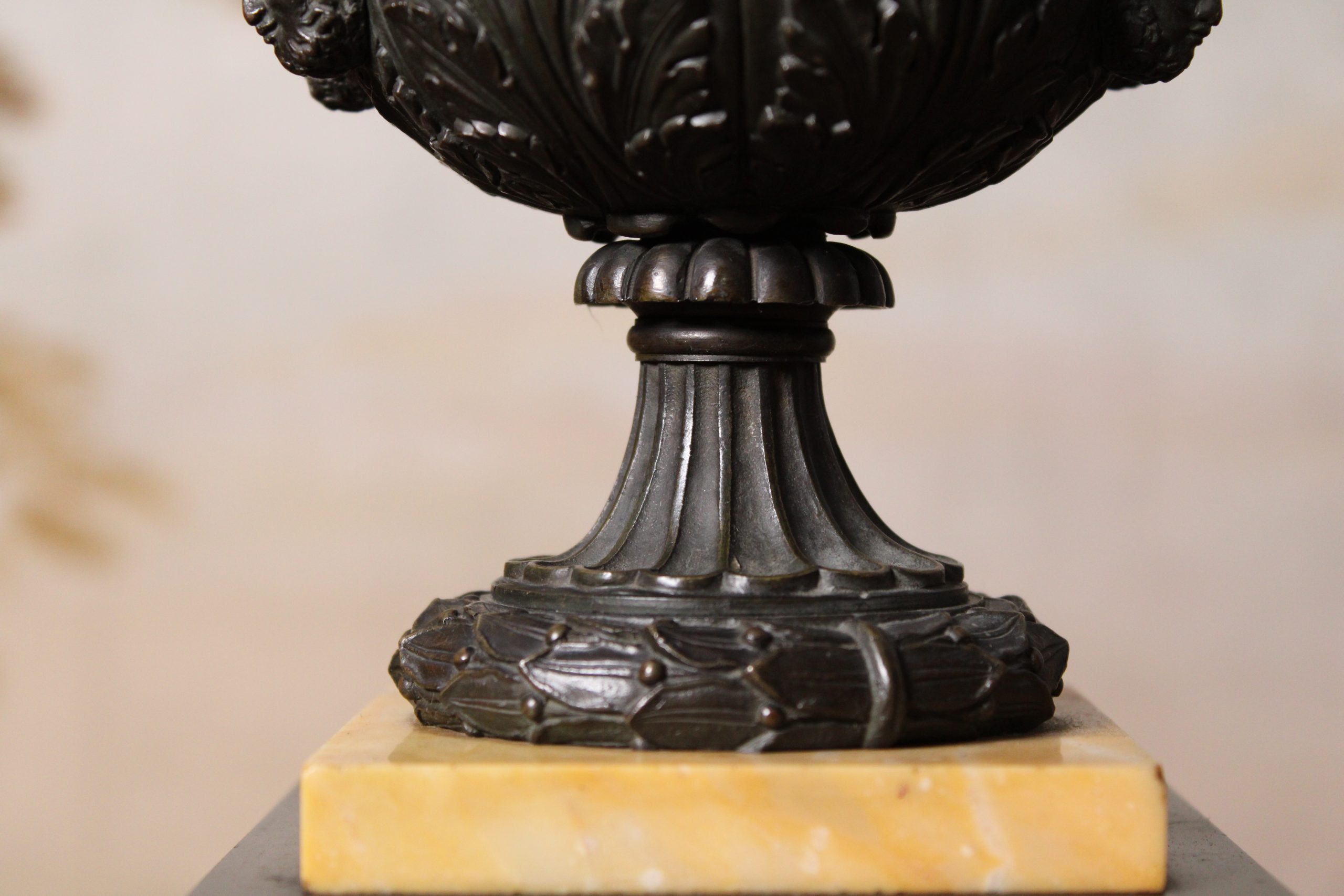 Paire de vases Medicis en bronze patiné, XIXème siècle – Image 5