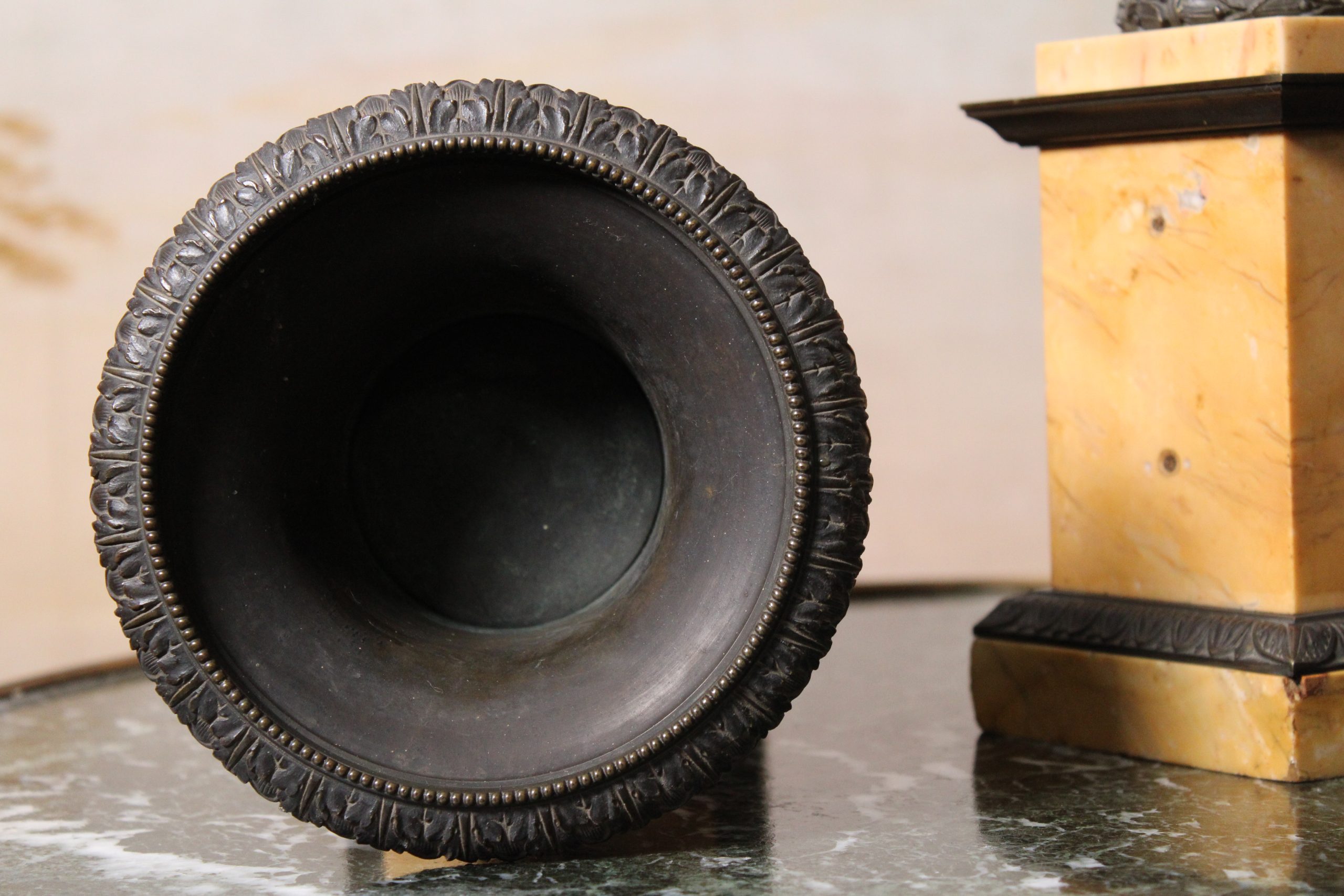 Paire de vases Medicis en bronze patiné, XIXème siècle – Image 6