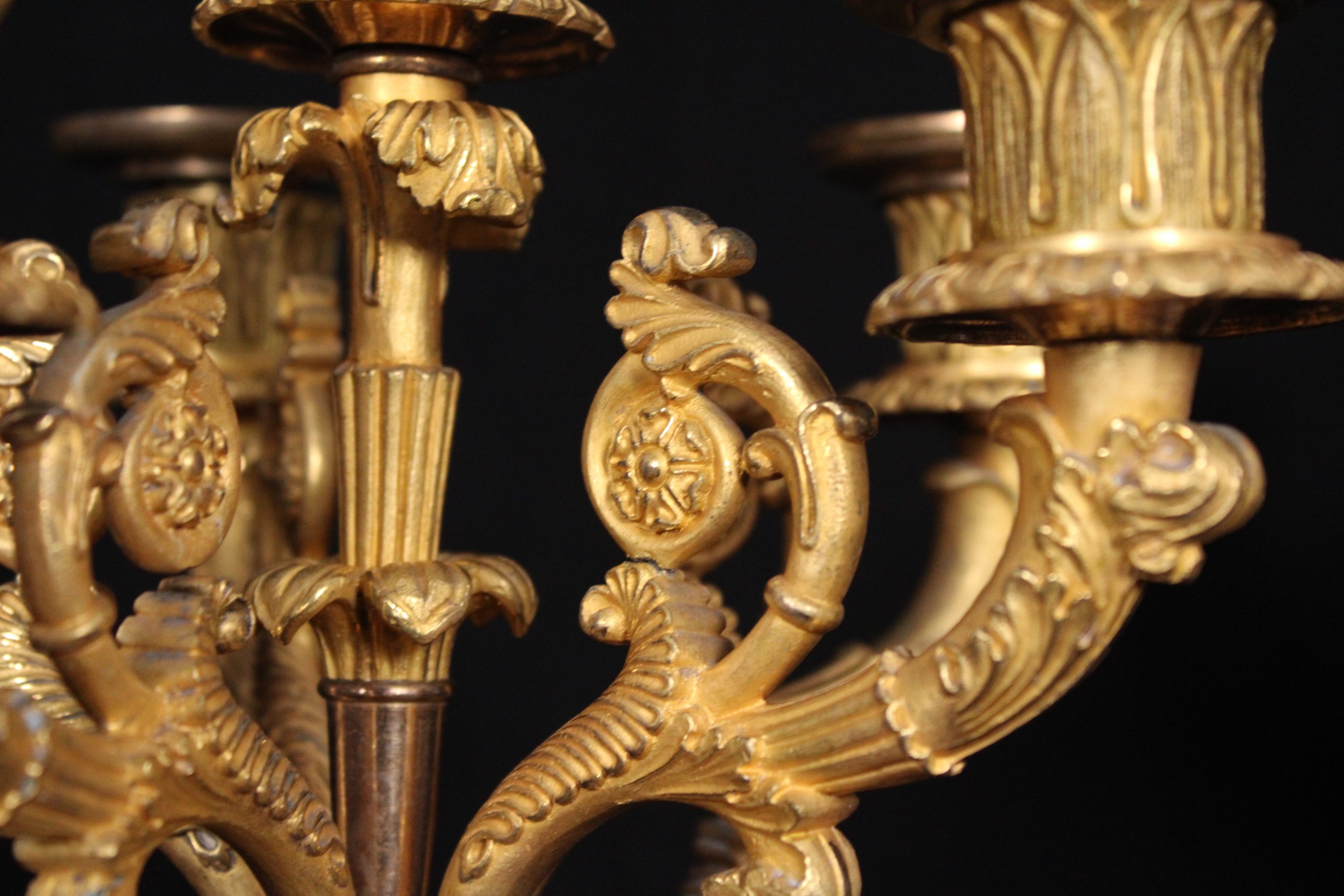 Paire de candélabres à 6 lumières, en bronze doré, d'époque XIXe Charles X – Image 4