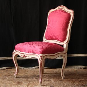 CHAISE À CHÂSSIS EN HÊTRE RECHAMPI BLANC ET ROUGE ATTRIBUÉE À JEAN AVISSE , VERS 1750.