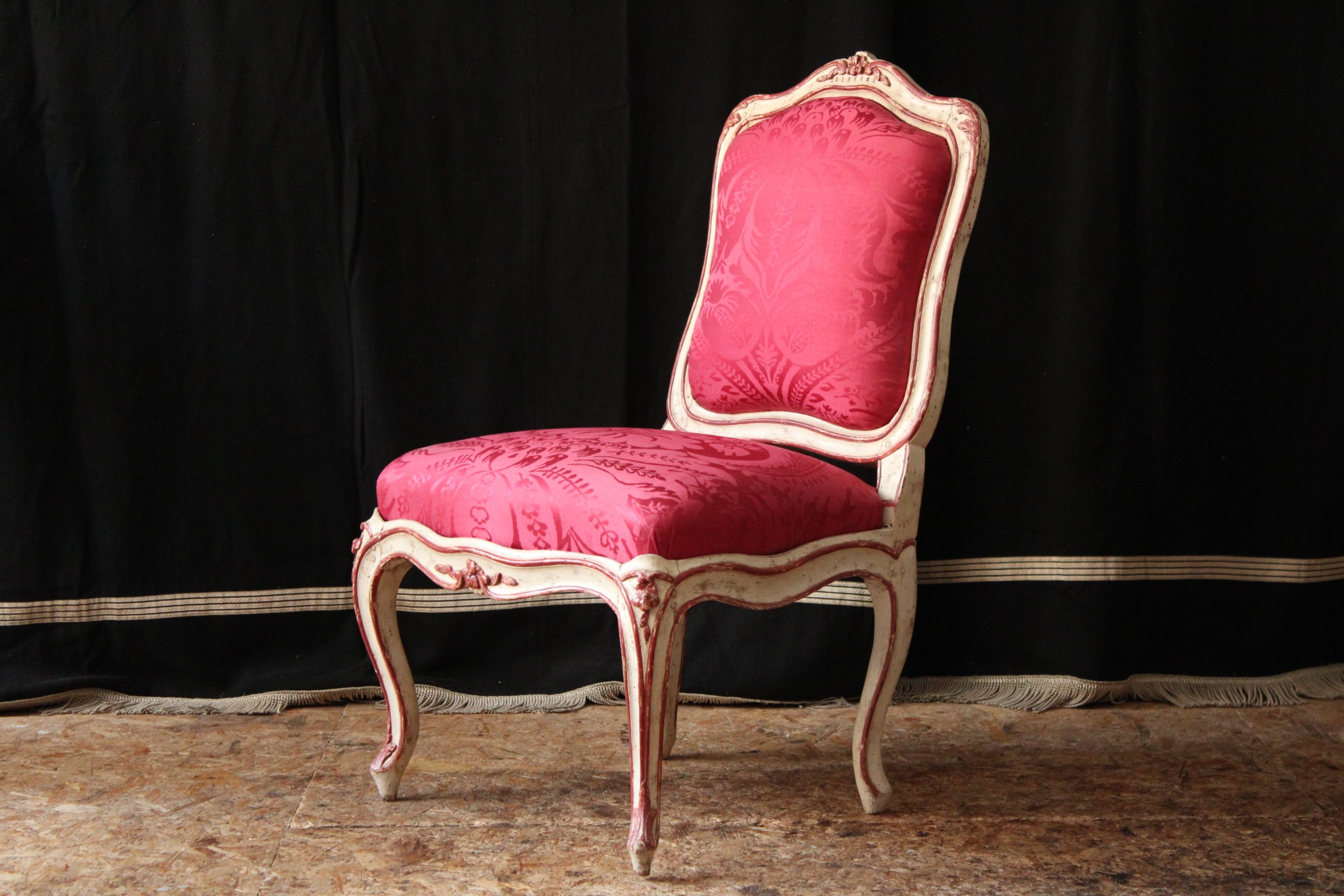 CHAISE À CHÂSSIS EN HÊTRE RECHAMPI BLANC ET ROUGE ATTRIBUÉE À JEAN AVISSE , VERS 1750.