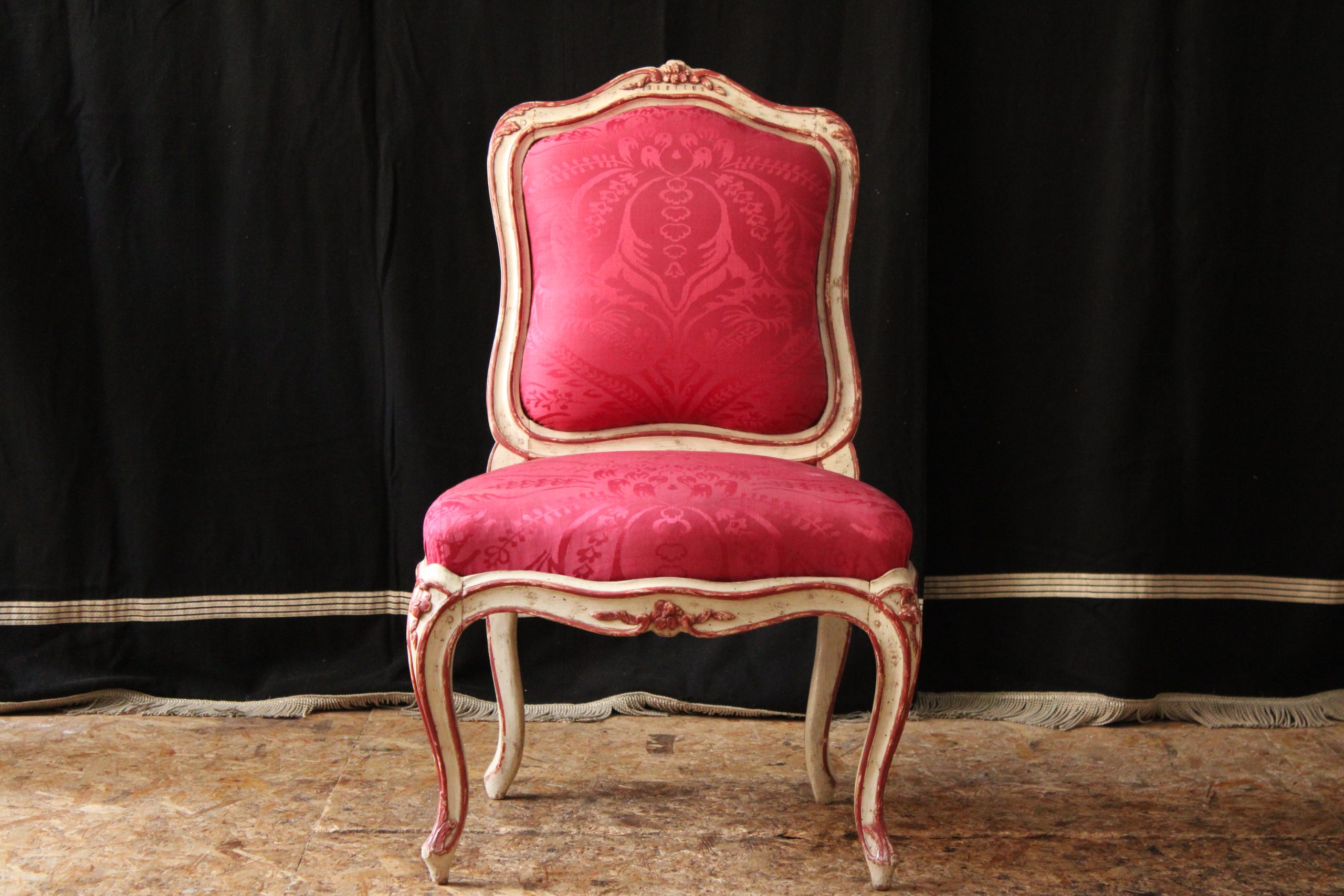 CHAISE À CHÂSSIS EN HÊTRE RECHAMPI BLANC ET ROUGE ATTRIBUÉE À JEAN AVISSE , VERS 1750.