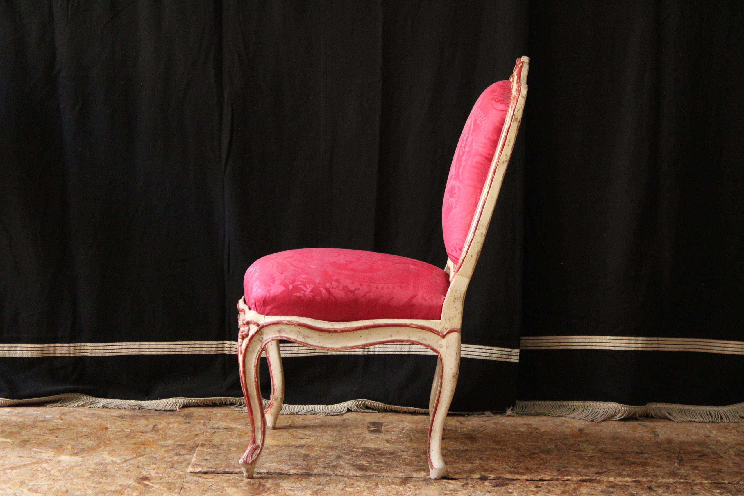 CHAISE À CHÂSSIS EN HÊTRE RECHAMPI BLANC ET ROUGE ATTRIBUÉE À JEAN AVISSE , VERS 1750.