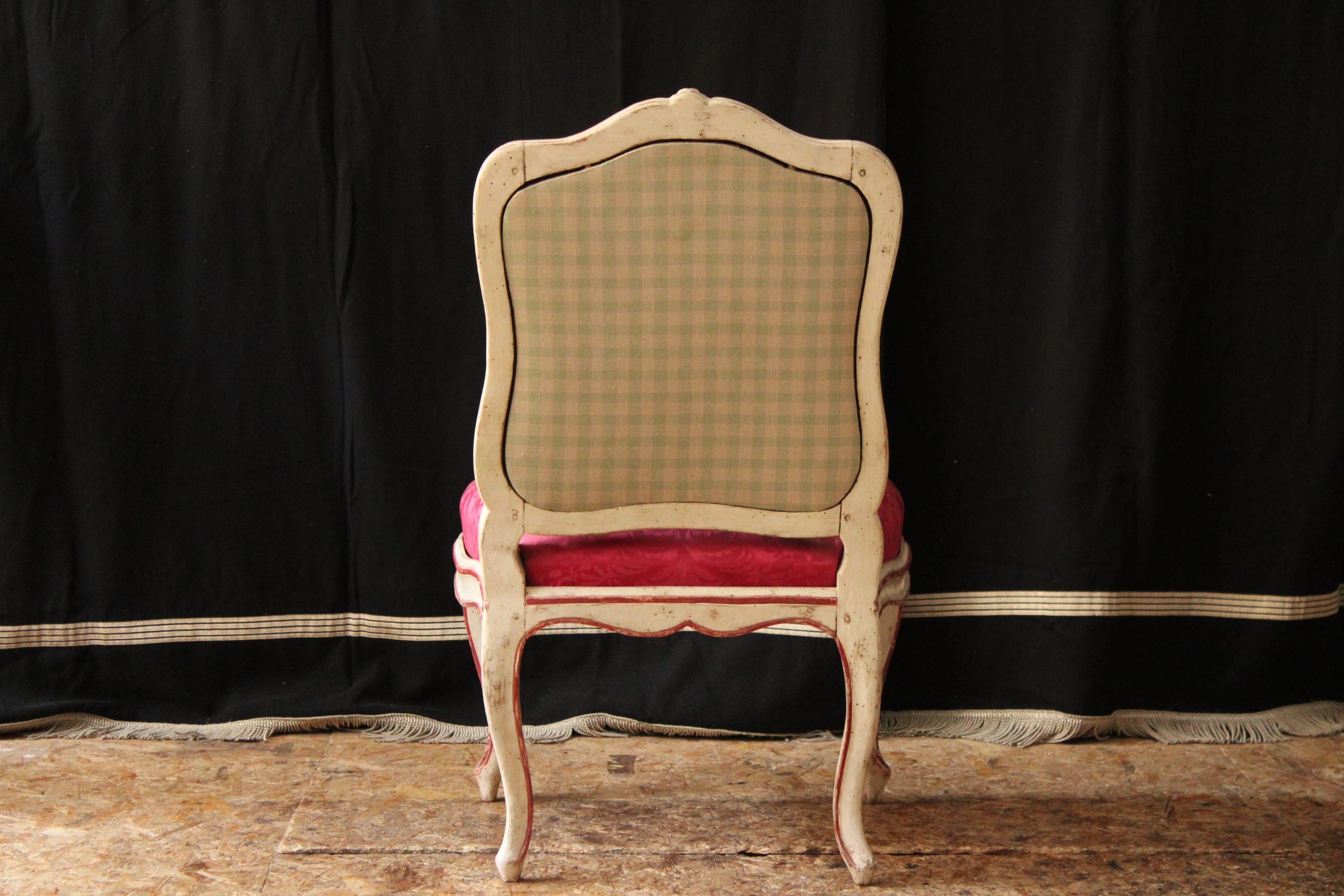 CHAISE À CHÂSSIS EN HÊTRE RECHAMPI BLANC ET ROUGE ATTRIBUÉE À JEAN AVISSE , VERS 1750.