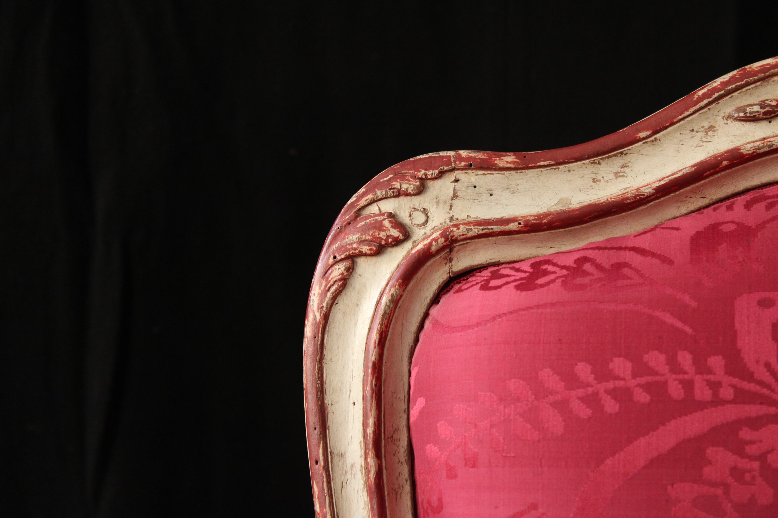 CHAISE À CHÂSSIS EN HÊTRE RECHAMPI BLANC ET ROUGE ATTRIBUÉE À JEAN AVISSE , VERS 1750.