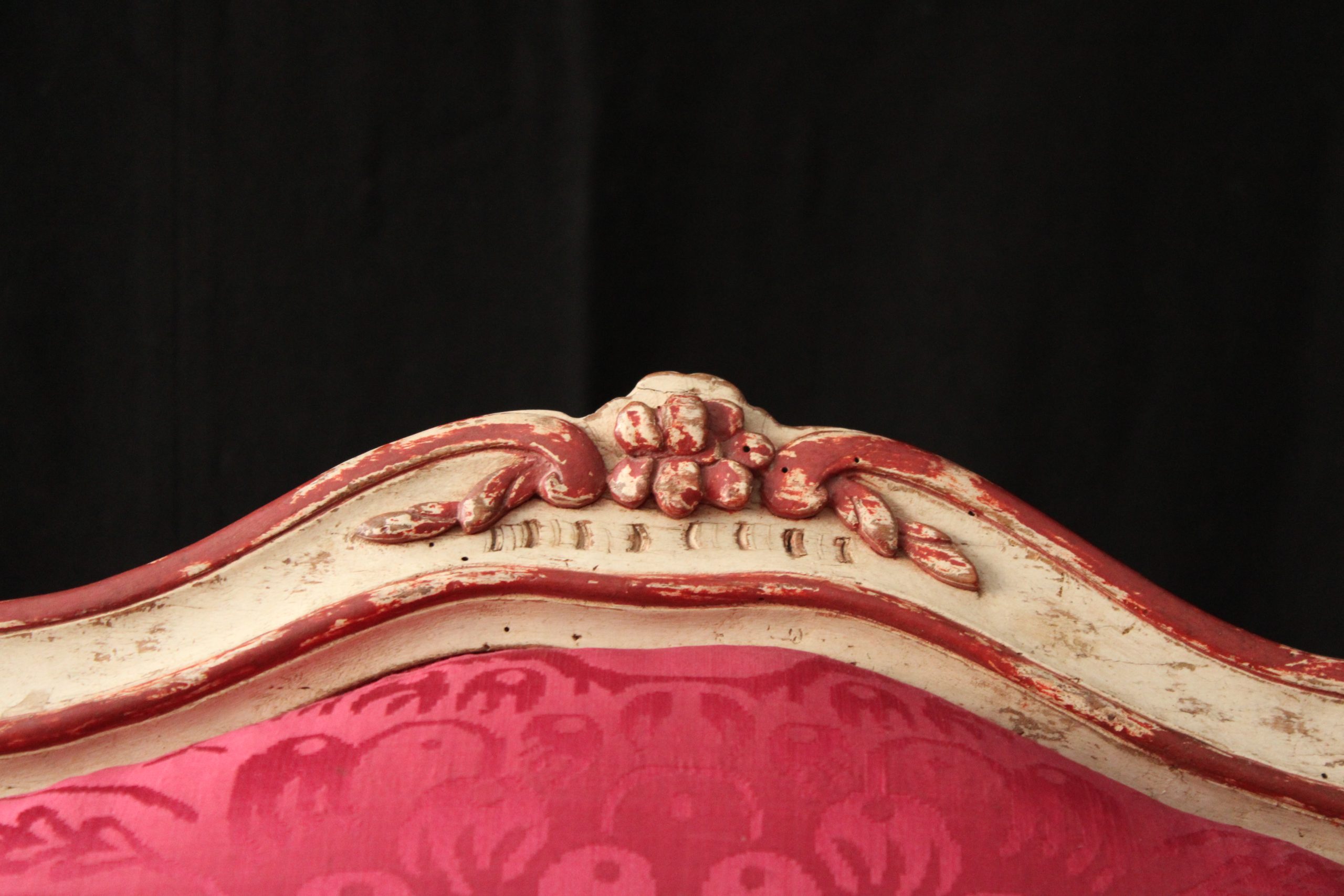 CHAISE À CHÂSSIS EN HÊTRE RECHAMPI BLANC ET ROUGE ATTRIBUÉE À JEAN AVISSE , VERS 1750.
