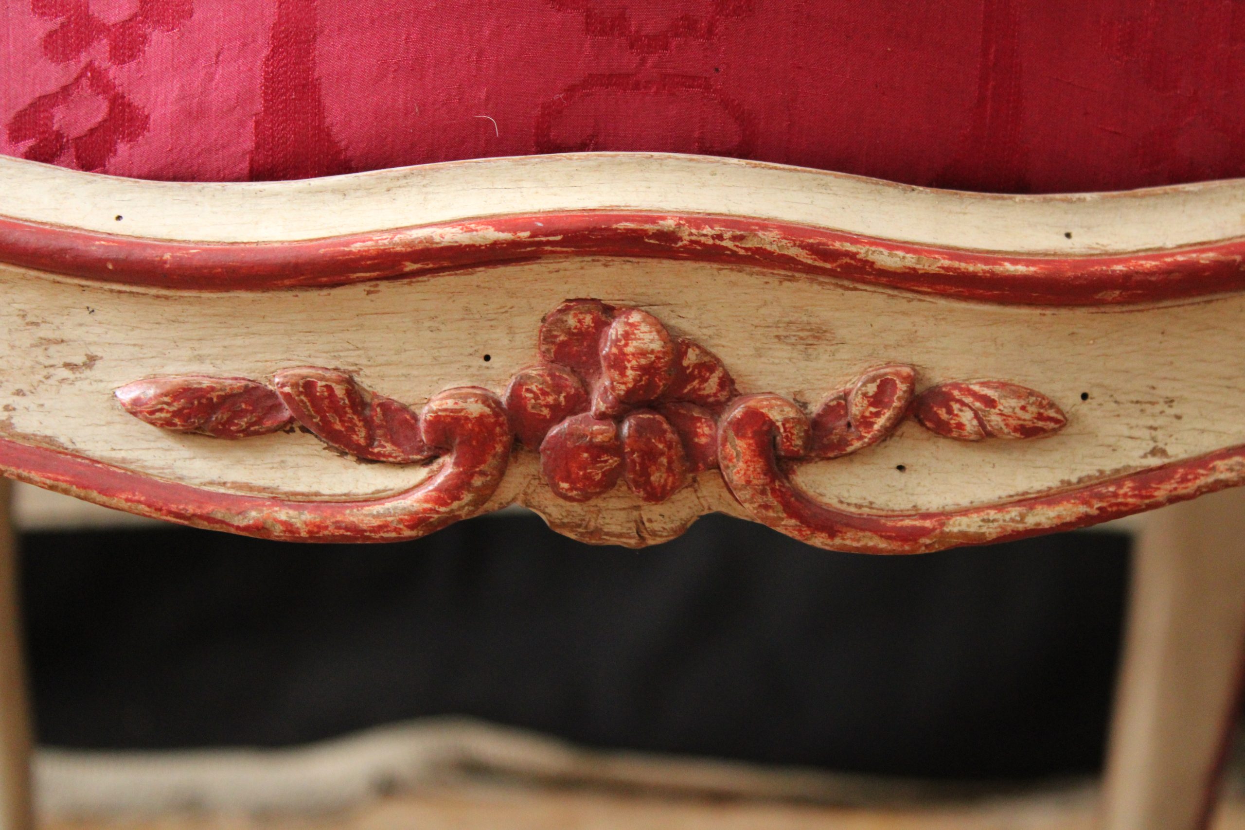 CHAISE À CHÂSSIS EN HÊTRE RECHAMPI BLANC ET ROUGE ATTRIBUÉE À JEAN AVISSE , VERS 1750.