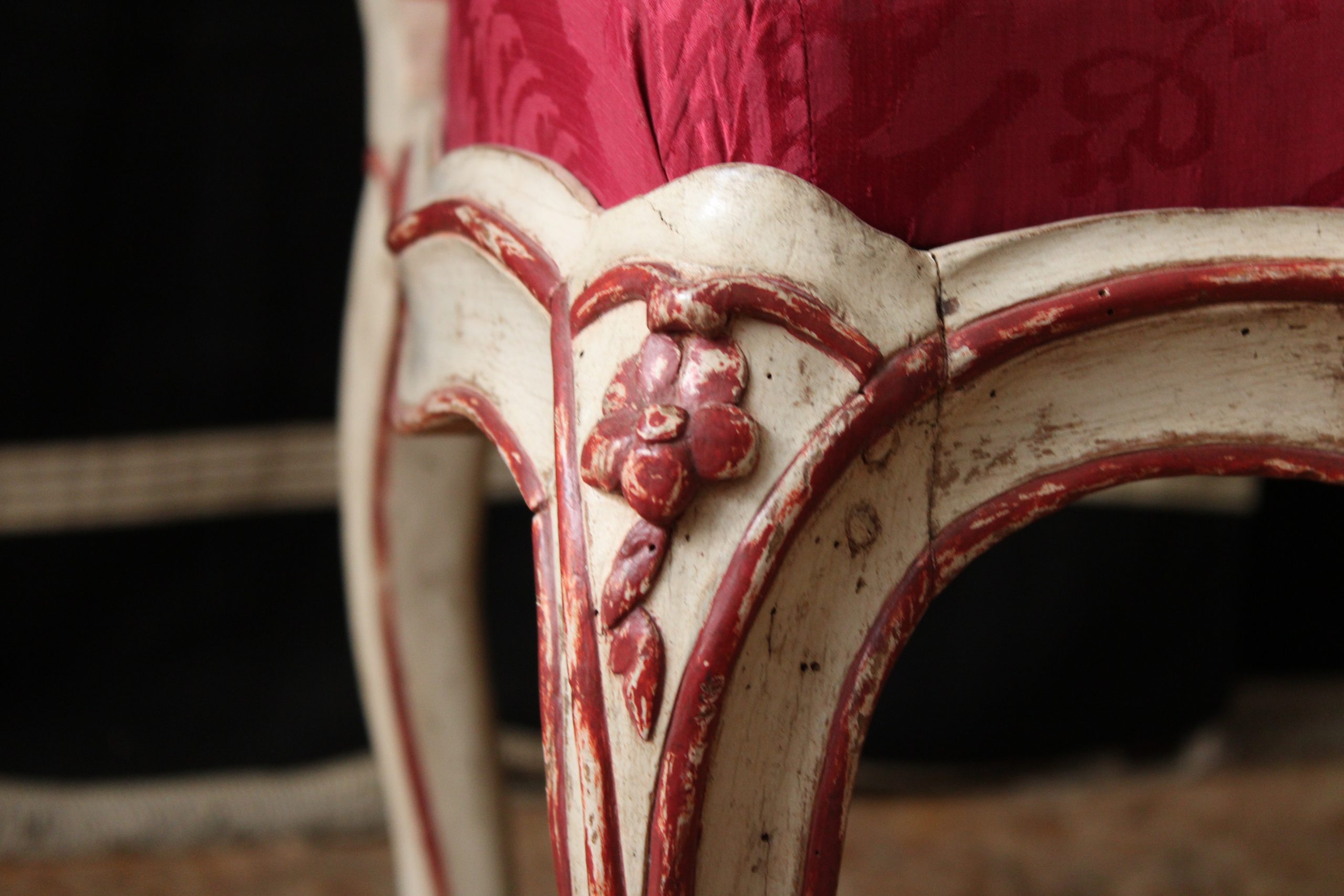 CHAISE À CHÂSSIS EN HÊTRE RECHAMPI BLANC ET ROUGE ATTRIBUÉE À JEAN AVISSE , VERS 1750.