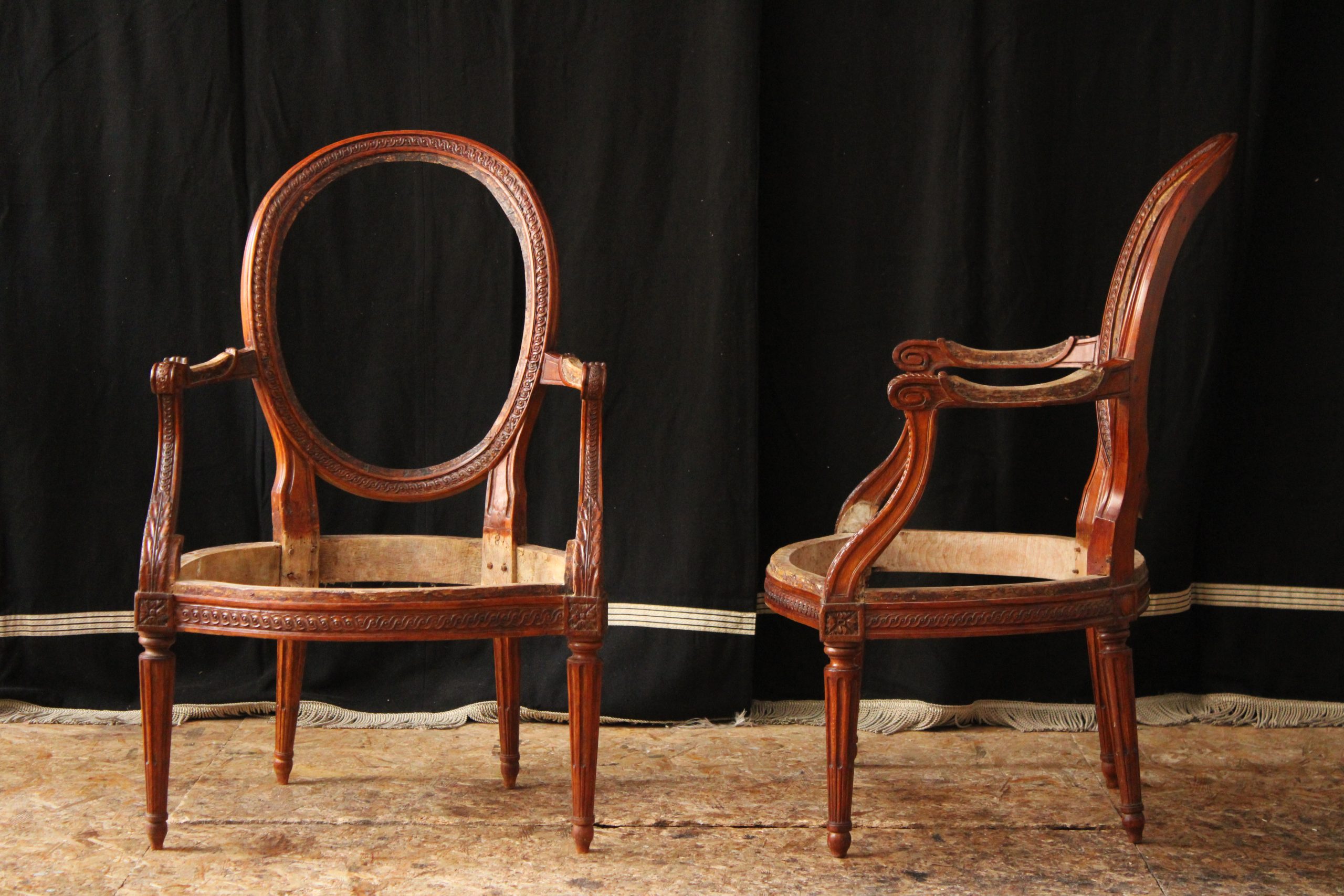 Paire de fauteuils Cabriolets d'époque Louis XVI Estampillée Georges Jacob