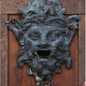 - Bouche de fontaine figurant un mascaron de faune, travail du XIXème siècle dans un style XVIIIème siècle.