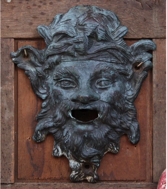 - Bouche de fontaine figurant un mascaron de faune, travail du XIXème siècle dans un style XVIIIème siècle.