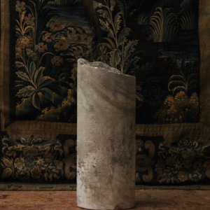 Fragment de colonne en marbre blanc