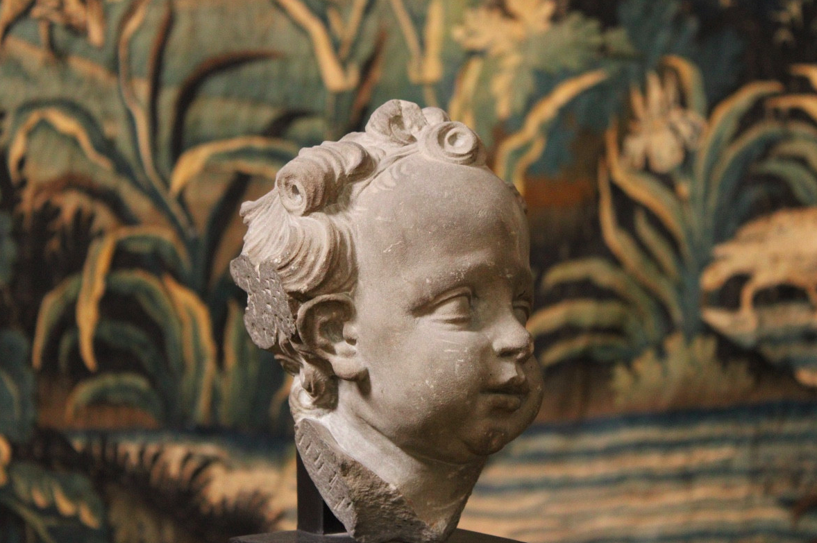 Sculpture en grès gris représentant le visage d'un enfant, Pays-Bas, début du XVIIIème siècle.