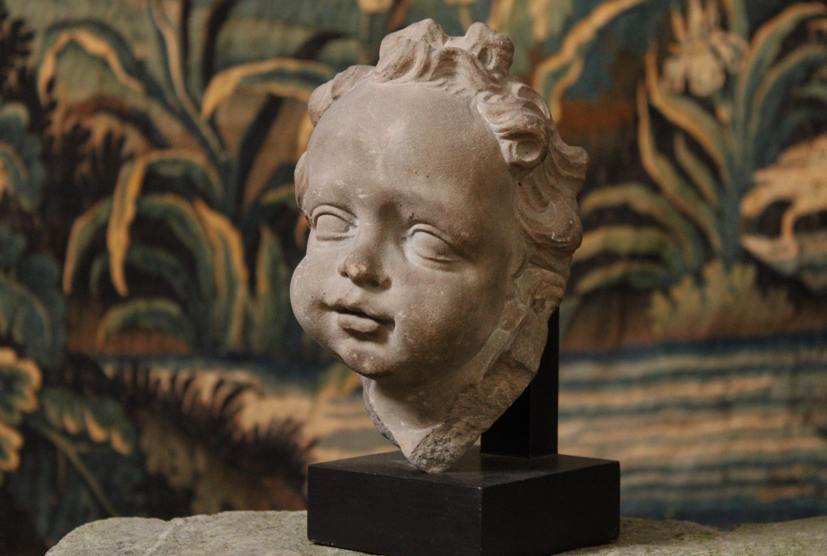 Sculpture en grès gris représentant le visage d'un enfant, Pays-Bas, début du XVIIIème siècle.