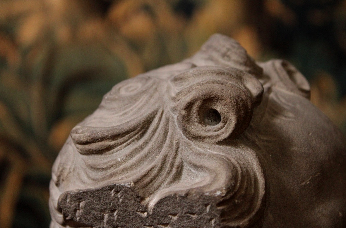 Sculpture en grès gris représentant le visage d'un enfant, Pays-Bas, début du XVIIIème siècle.