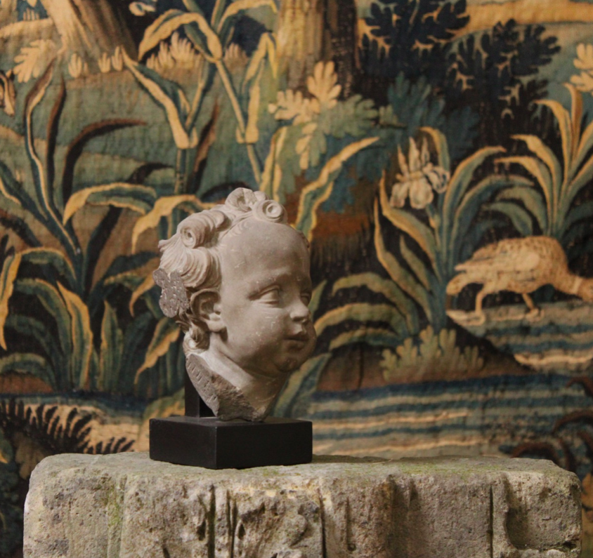 Sculpture en grès gris représentant le visage d'un enfant, Pays-Bas, début du XVIIIème siècle.