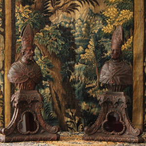 Paire de bustes reliquaires d'évêques en bois sculpté, XVIIIe siècle