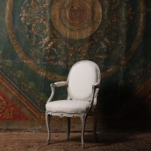 Fauteuil en hêtre sculpté et peint, estampillé Tilliard, XVIIIe s vers 1770