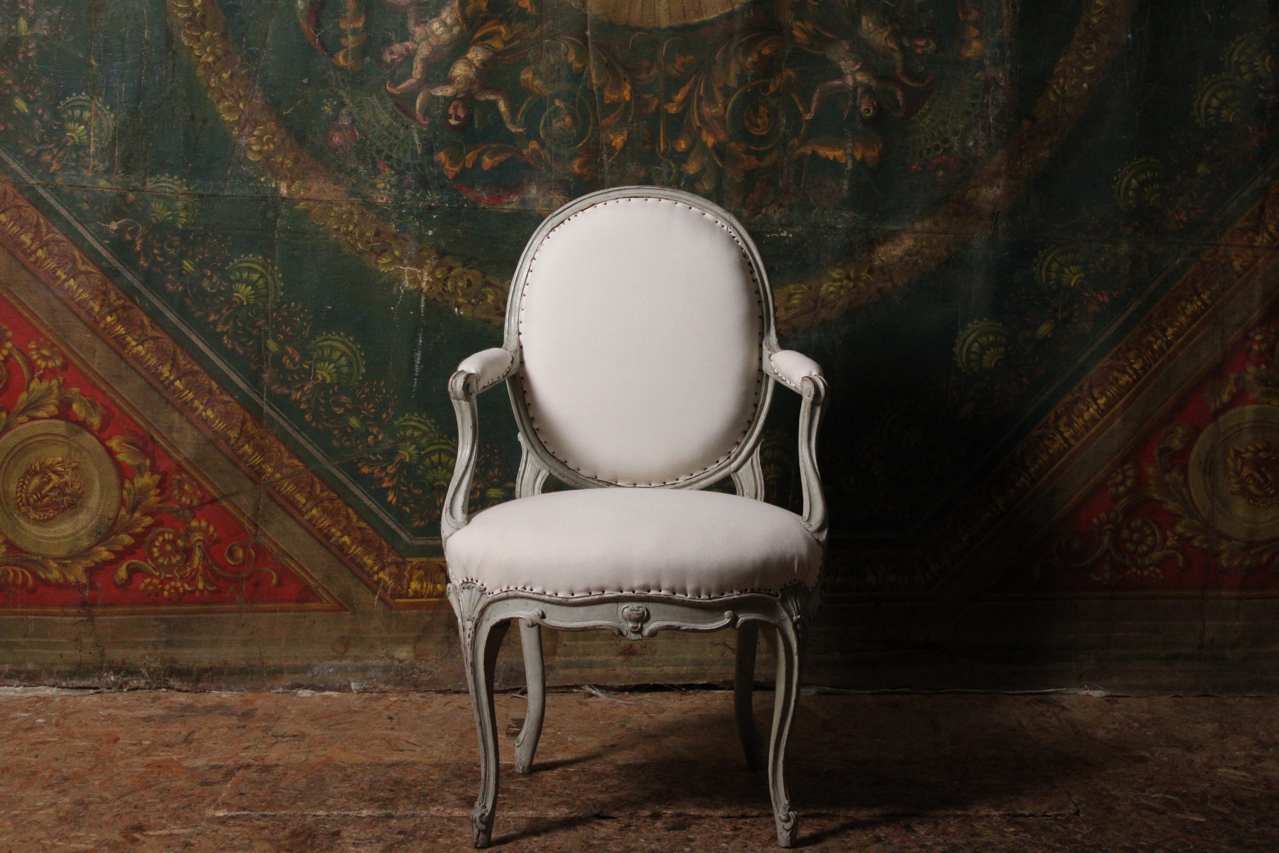 Fauteuil en hêtre sculpté et peint, estampillé Tilliard, XVIIIe s vers 1770