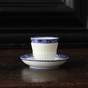 Tasse-trembleuse et sa soucoupe, porcelaine tendre de Saint-Cloud, vers 1710-1720.