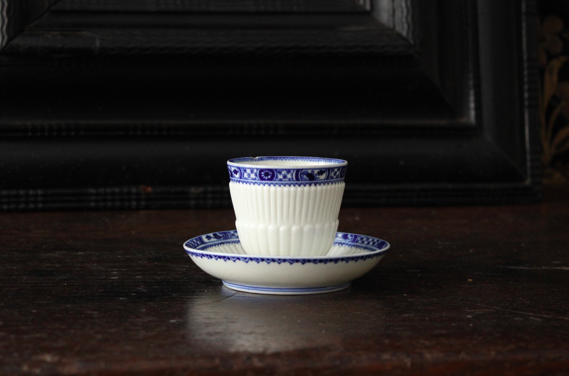 Tasse-trembleuse et sa soucoupe, porcelaine tendre de Saint-Cloud, vers 1710-1720.