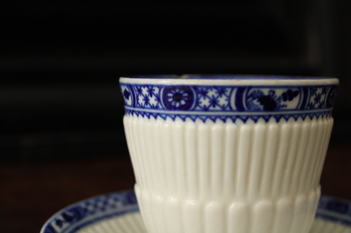Tasse-trembleuse et sa soucoupe, porcelaine tendre de Saint-Cloud, vers 1710-1720.