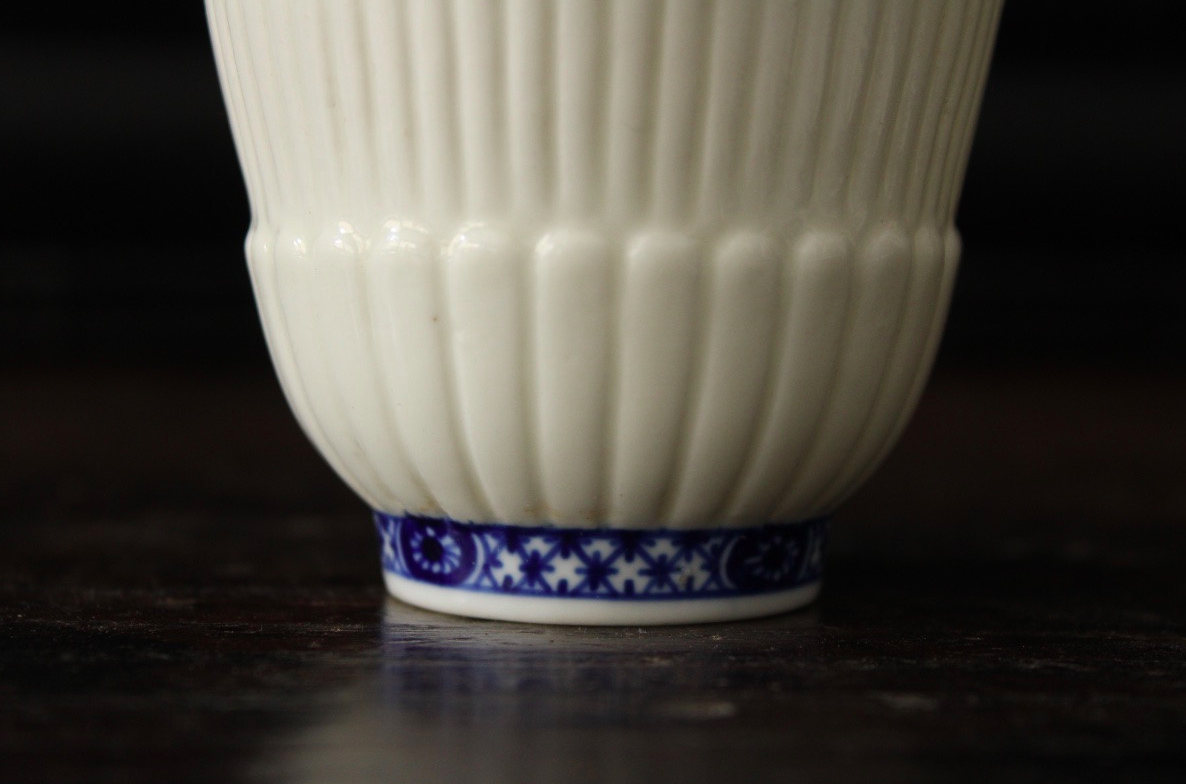 Tasse-trembleuse et sa soucoupe, porcelaine tendre de Saint-Cloud, vers 1710-1720.