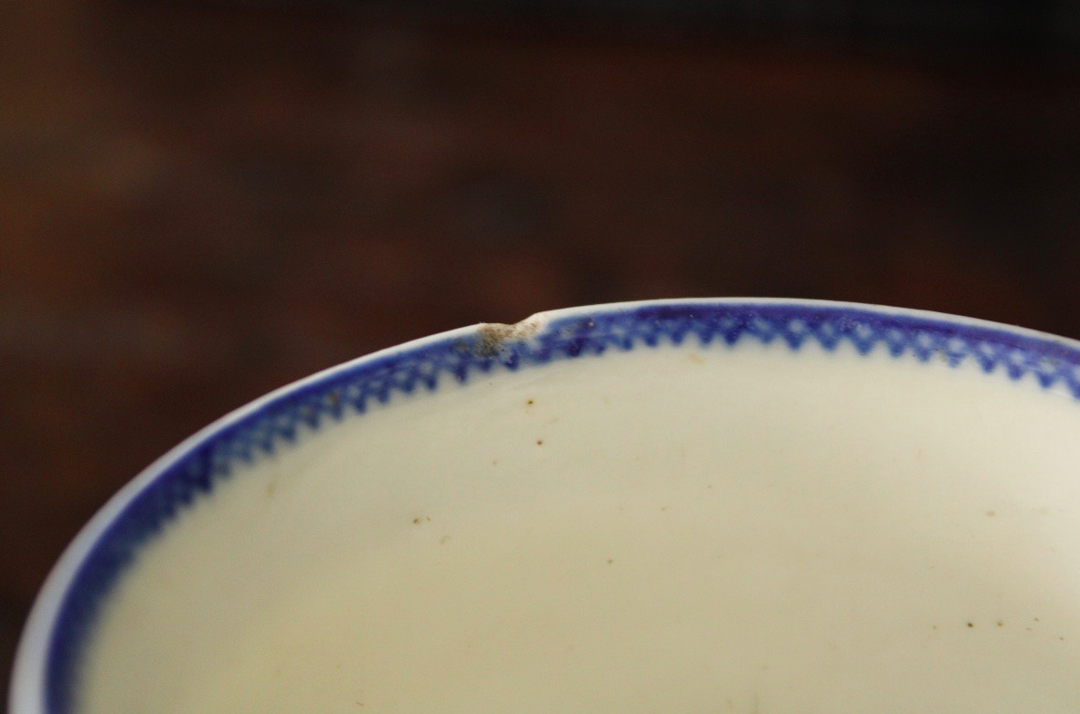 Tasse-trembleuse et sa soucoupe, porcelaine tendre de Saint-Cloud, vers 1710-1720.