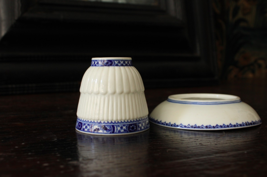 Tasse-trembleuse et sa soucoupe, porcelaine tendre de Saint-Cloud, vers 1710-1720.