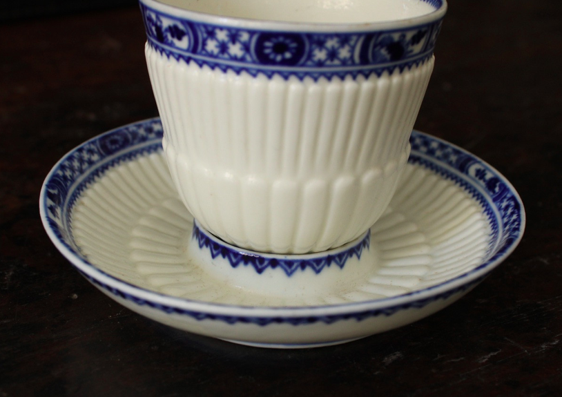 Tasse-trembleuse et sa soucoupe, porcelaine tendre de Saint-Cloud, vers 1710-1720.