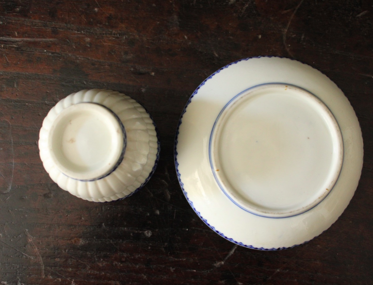 Tasse-trembleuse et sa soucoupe, porcelaine tendre de Saint-Cloud, vers 1710-1720.
