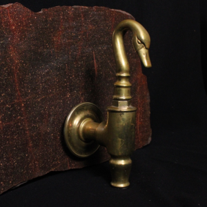 Grand robinet Empire en bronze, ouvrage de la fin du XIXe siècle.