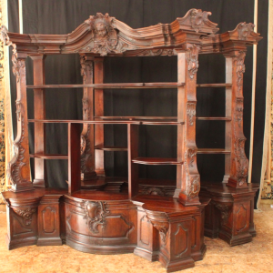 Cette paire de bibliothèques se distingue par sa forme, ses grandes dimensions (215 x 210 x 60 cm) ainsi que par son riche décor sculpté caractéristique du XVIIIe et du style Louis XV.