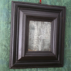 Miroir hollandais XVIIe, en bois mouluré et noirci