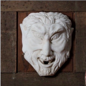 Bouche de fontaine, mascaron de satyre en marbre, XXème siècle