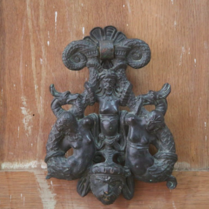 Heurtoir à décor de grotesques en Bronze patiné, XIXe
