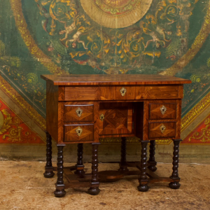 Bureau Mazarin en bois de violette et palissandre d'époque XVIIe