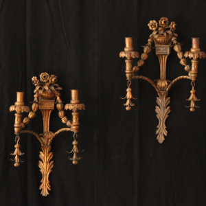 Paire d'appliques à décor de fleurs en fer battu doré, ouvrage italien du dernier quart du XVIIIe siècle. 