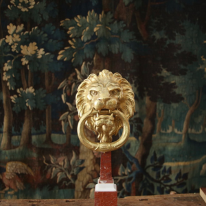 Heurtoir en bronze doré à tête de lion, travail du XXes.