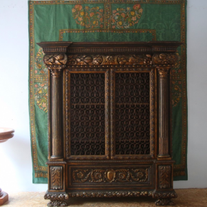 Grande armoire grillagée, richement sculptée et dorée, style baroque, Italie XXes