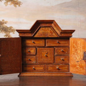 Cabinet en marqueterie de paille, travail du XVIIIème siècle.