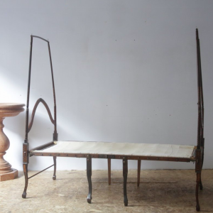 Lit de camp pliable en palissandre et marqueterie, XVIIIème Siècle.